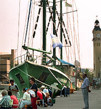 El <i>Rainbow Warrior</i>, atracado ayer en el puerto de Valencia.