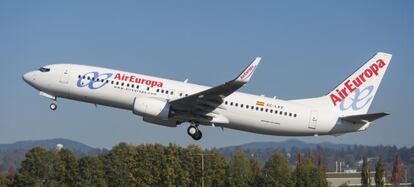 Un avi&oacute;n de Air Europa despega del aeropuerto de Madrid.