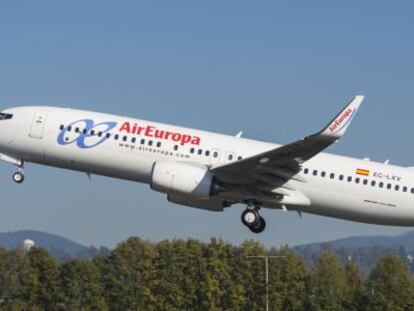 Un avi&oacute;n de Air Europa despega del aeropuerto de Madrid.