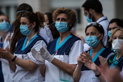 Sanitarios de la Fundación Jiménez Díaz, durante el aplauso de las ocho de la tarde este domingo 29 de marzo.