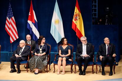 Los galardonados con los Premios Princesa de Asturias 2019. Desde la izquierda, el dramaturgo británico Peter Brook (Artes); la alcaldesa de Gdansk, Aleksandra Dulkiewicz (Concordia); la jefa de vigilantes del Museo Nacional del Prado, Laura Fernández Díaz, el director del Museo, Miguel Falomir, y el presidente del Patronato del Museo del Prado, Javier Solana (Comunicación y Humanidades), durante la ceremonia de entrega de los Premios Princesa de Asturias.