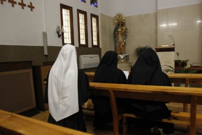 Tres siervas de María, durante la oración en el convento del barrio del Carmen que habitan.