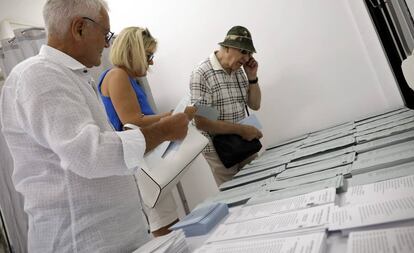Varios ciudadanos extranjeros votan en Mijas (Málaga).
