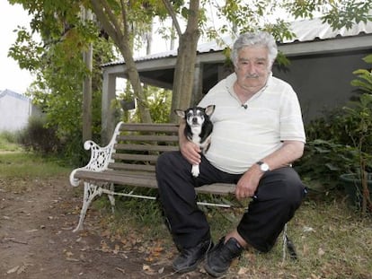 José Mujica em frente a sua casa em Montevidéu, com sua cadela Manuela, no último dia 25.