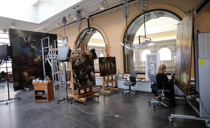 Herlinda Cabrero, una de las restauradoras de pintura del Museo del Prado, esta ma&ntilde;ana en el taller de restauraci&oacute;n. 