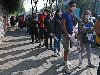 Adultos de 30 a 39 años hacen fila para recibir la vacuna contra la covid-19 en Ciudad de México.