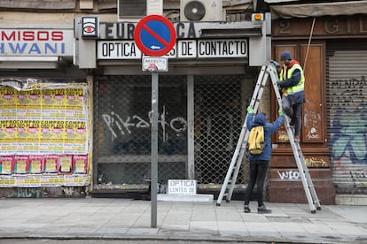 Imagen cedida por el colectivo Basurama durante el traslado de carteles.