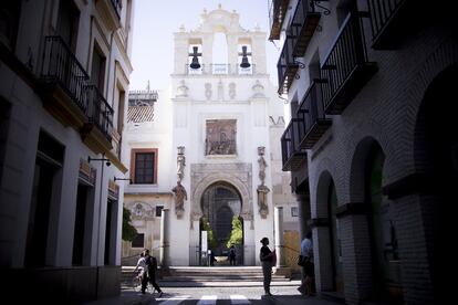 La Puerta del Perdón de la Catedral, situada en la calle Alemanes. En esta vía, al igual que en la Plaza Nueva y la calle Mateos Gago, el servicio de taxis no estará operativo entre las 7.00 y las 15.00 del domingo.
