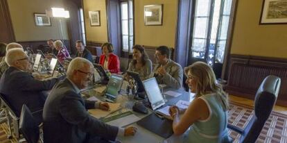 La presidenta andaluza, Susana Díaz, al frente de la primera reunión con su nuevo Gobierno esta mañana.