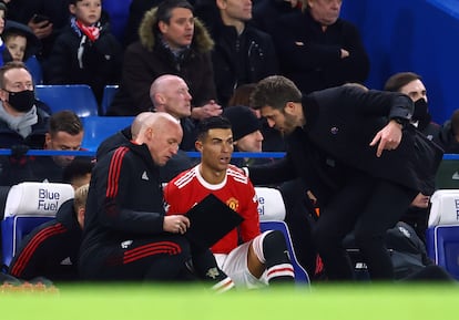 Carrick da indicaciones a Cristiano en el banquillo de Stamford Bridge.