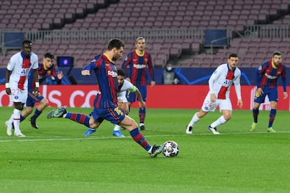 Messi anota el primer gol del Barcelona, tras una falta de Kimpembe sobre De Jong en el área del PSG.