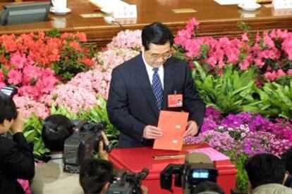 El presidente chino, Hu Jintao, vota en la sesión plenaria del Parlamento de 2003.