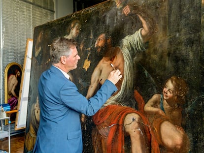 El conservador Ulrick Birkmaier, durante el proceso de restauración de 'Hércules y Onfalia', de Artemisia Gentileschi, expuesto en el Getty Center de Los Ángeles (California).