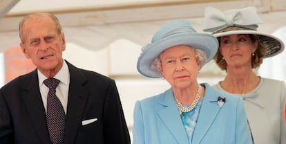 Felipe de Edimburgo, con la reina Isabel II y  lady Brabourne en 2007.