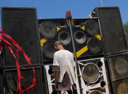 Un joven asistente a la <i>rave</i> que se celebró en 2005 en L'Hospitalet, junto a una pantalla de altavoces.