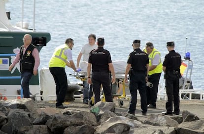 A Civil Guard patrol recovers a body from the water that was spotted by a helicopter