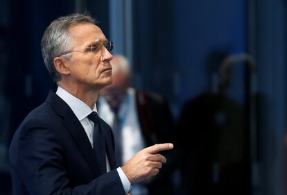 El Secretario General de la OTAN Jens Stoltenberg  habla con los medios en su llegada a la cumbre, el 11 de julio de 2018 en Bruselas.  