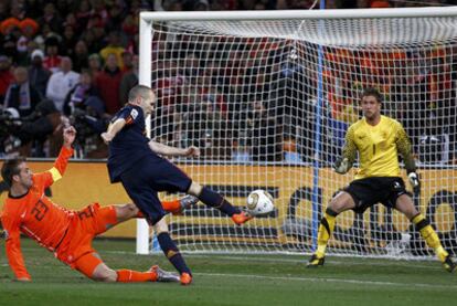 Iniesta marca a Holanda el gol que dio el título a España en el Mundial de Sudáfrica.