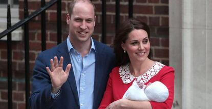 El príncipe Guillermo de Inglaterra y Kate Middleton a la salida del hospital St Mary's de Londres con su tercer hijo.
