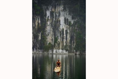 Un hombre practicando yoga en el parque nacional de Kao Sok, en Tailandia.