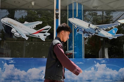 Un hombre frente a una agencia de viajes en Kabul, Afganistán.