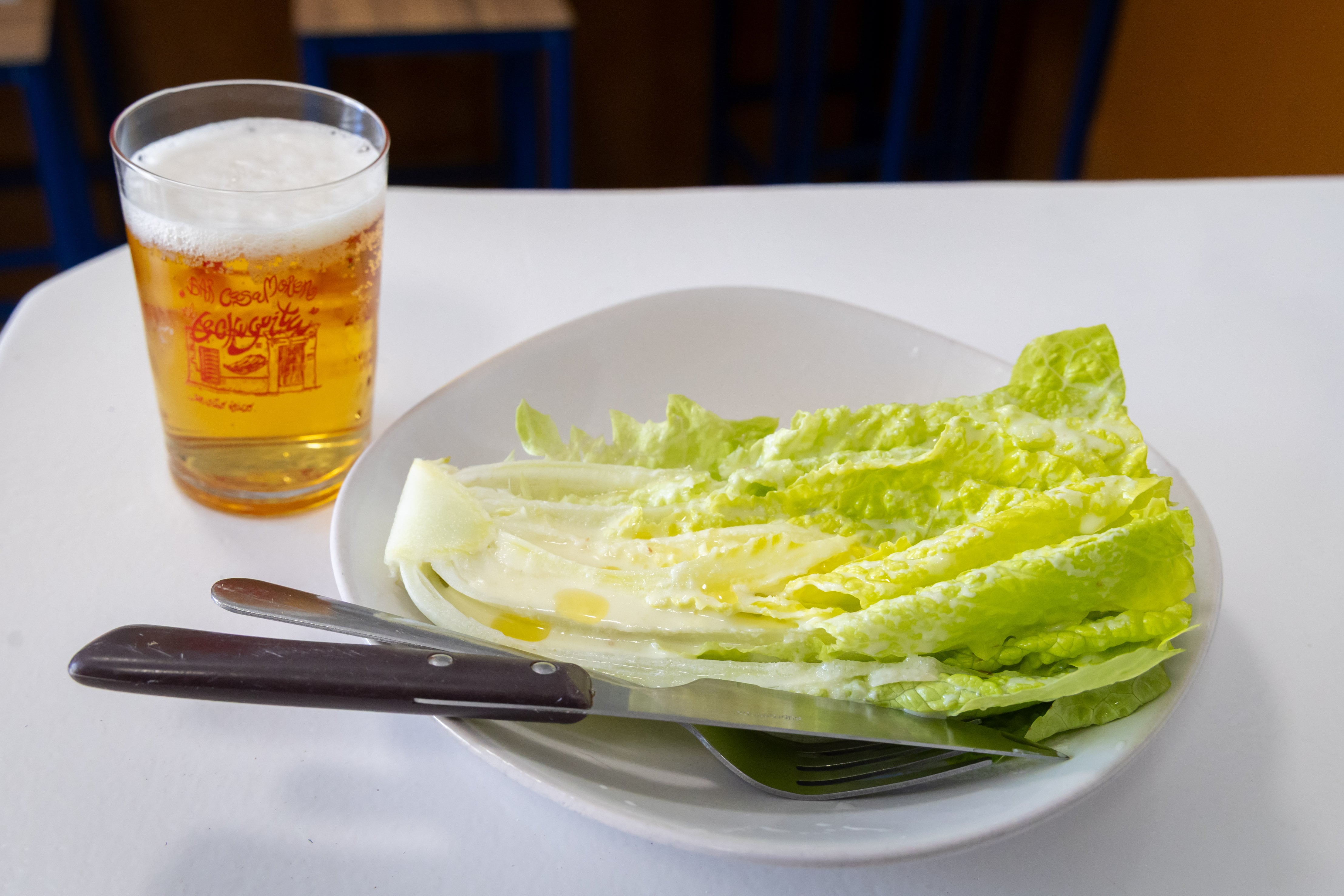 La tapa de cogollo de El Lechuguita, clásico establecimiento de Ronda, con una caña.