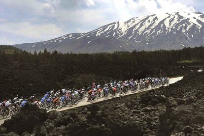 El pelotón, ayer, con el Etna de fondo.