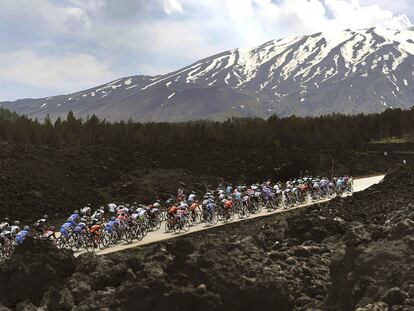 El pelotón, ayer, con el Etna de fondo.