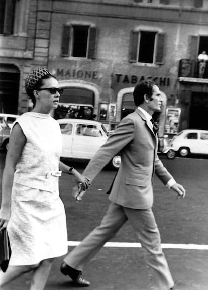 El diseñador Pierre Cardin y la actriz Jeanne Moreau, en Roma en junio de 1964.