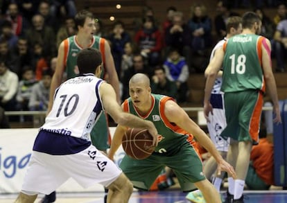 El base estadounidense del Gipuzkoa Basket Jared Jordan Ben Woodside.