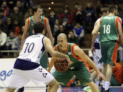 El base estadounidense del Gipuzkoa Basket Jared Jordan Ben Woodside.