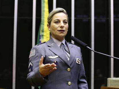 La diputada brasileña y ex-agente de la Policía Militar Katia Sastre da un discurso con su uniforme de cabo.