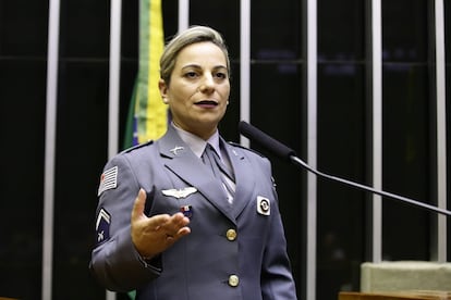 La diputada brasileña y ex-agente de la Policía Militar Katia Sastre da un discurso con su uniforme de cabo.