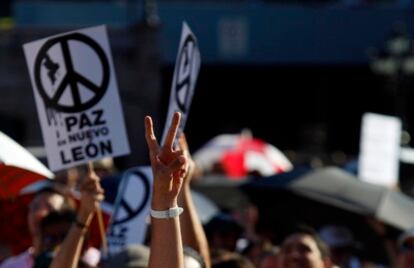 Un hombre muestra el signo de la paz durante una manifestación en Monterrey