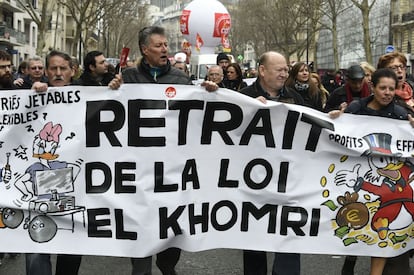 Manifestantes en contra la reforma laboral, en Par&iacute;s.