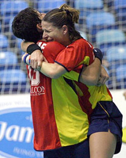 Susana Fraile (a la izquierda) y Noelia Oncina celebran el éxito.