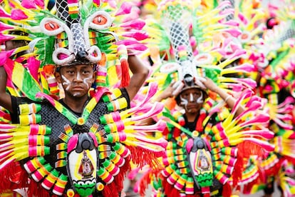 El festival por excelencia en Filipinas es el Ati-Atihan, una especie de carnaval que se celebra en enero en la ciudad de Kalibo. Es la mayor fiesta del paísy se cree que se remontan a los días de los colonos de Borneo. Mezcla de de ritual católico, actividad social, espectáculo indígena y atracción turística, durante una semana, las calles se llenan de ambiente desde el alba hasta la puesta de sol.