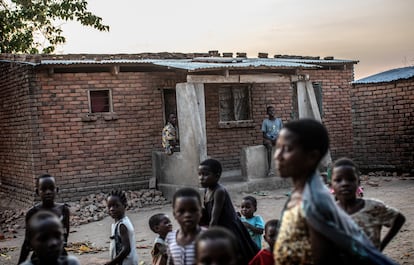 En septiembre de 2021, en el pueblo de Kafikisira 2, una muchedumbre intentó matar a dos hombres a los que se acusaba de brujería.