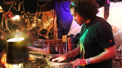 Wilson Vilares, de Celeste Mariposa tocando en el Café Klunkerkranich de Berlín.