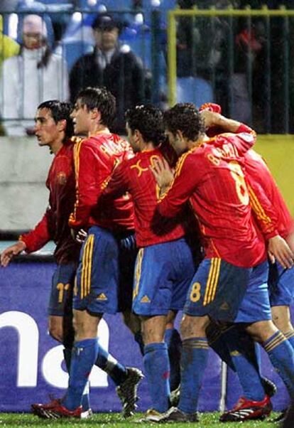 Los jugadores españoles, tras el gol de Villa.