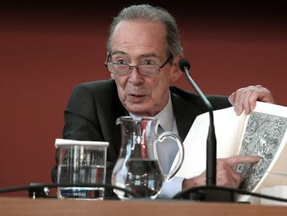 José Manuel Blecua, director de la RAE, señala el dibujo de Palomino incluido en la primera edición del 'Diccionario de autoridades'.