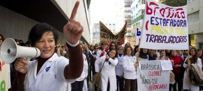 Varias monitoras durante la concentración de hoy ante la sede del ISE en Cádiz.