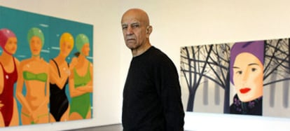 Alex Katz, ayer en Madrid junto a sus obras <i>Eleuthera</i> (izquierda) y <i>3 de enero,</i> uno de los retratos de Ada, su mujer.