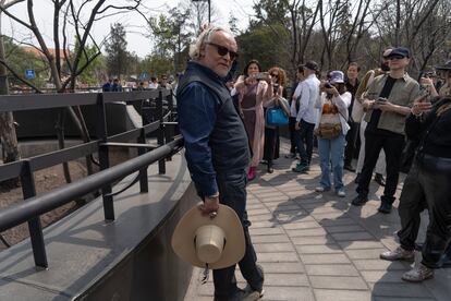 Gabriel Orozco durante un recorrido por la Calzada Flotante de Chapultepec