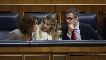 Las vicepresidentas primera y segunda del Gobierno, María Jesus Montero (izquierda) y Yolanda Díaz, respectivamente, conversan con el ministro de la Presidencia, Félix Bolaños, durante el pleno celebrado este jueves en el Congreso.