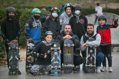 Joshu, en el centro, junto a varios alumnos de 50 Project, en Madrid Río este domingo. 