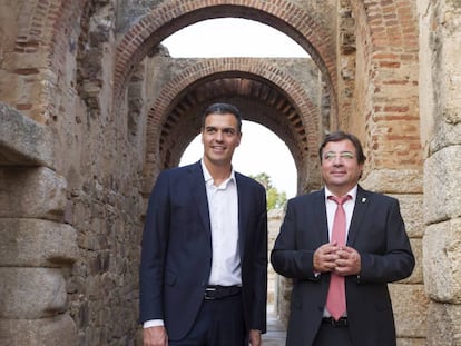 Pedro Sánchez i el president d'Extremadura, Guillermo Fernández Vara, a Mèrida.