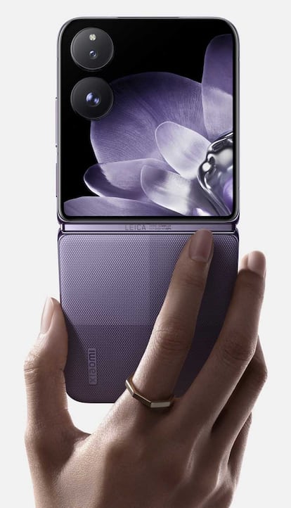 Diseño del Xiaomi MIX Flip de color púrpura y agarrado con una mano
