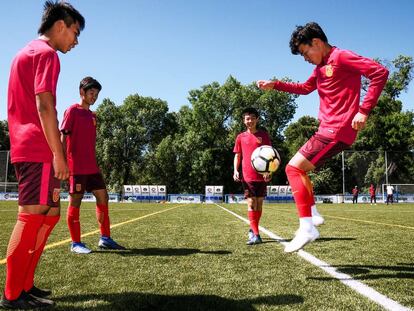 He Xiaoke, el goleador del sub-15 chino, toca el balón ante la mirada de sus compañeros en el centro de entrenamiento de LaLiga en Algete.