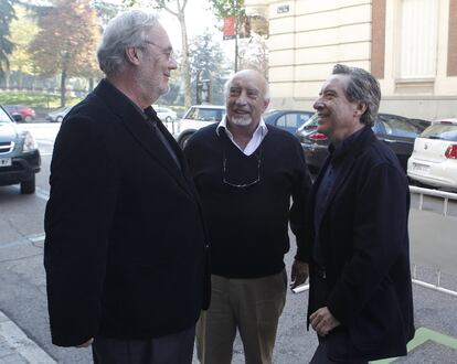 Manuel Gutirrez Aragn, Manuel Vicent e I?aki Gabilondo han visitado esta ma?ana la capilla ardiente de Francisco <i>Pancho</i> Prez Gonzlez, abierta desde ayer por la tarde.